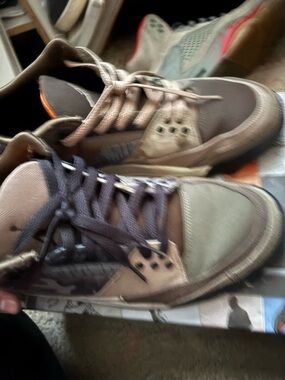 Jordan Men's Low-Top Sneakers in Brown and Tan